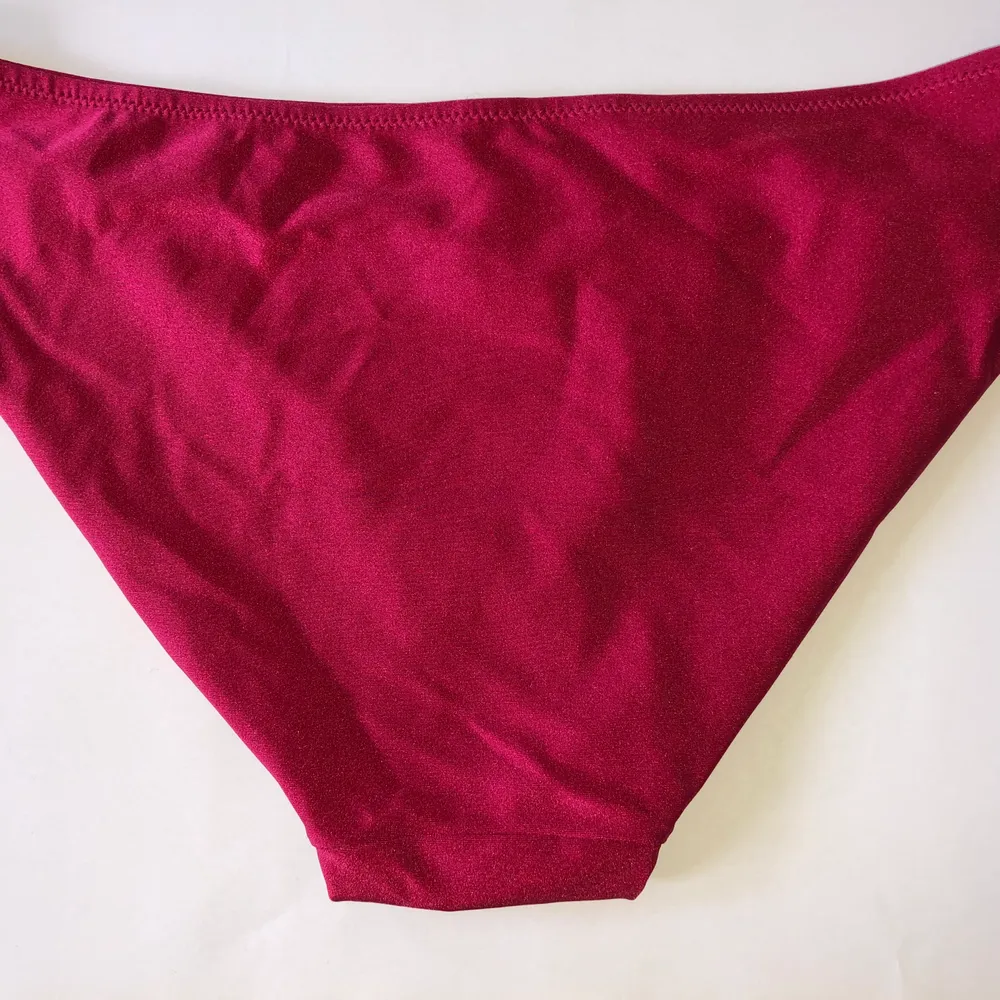 Oanvända bikinitrosor i fin skimrande rosa. Köparen står för frakten💕. Övrigt.