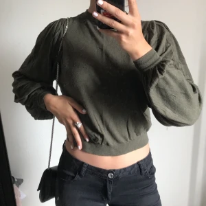 Militärgröna favoriten✨ - En tröja från Mango som passar alla tillfällen🥭 Hemmakväll i soffan, utekväll med tjejkompisarna?Den militärgröna tröjan är alltid en super skön favorit🌵 Även här är modellen 175cm lång.