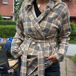 Rutig jacka från monki  - Snygg rutig jacka från monki i strl S, säljer då den inte kommer till användning längre:) 