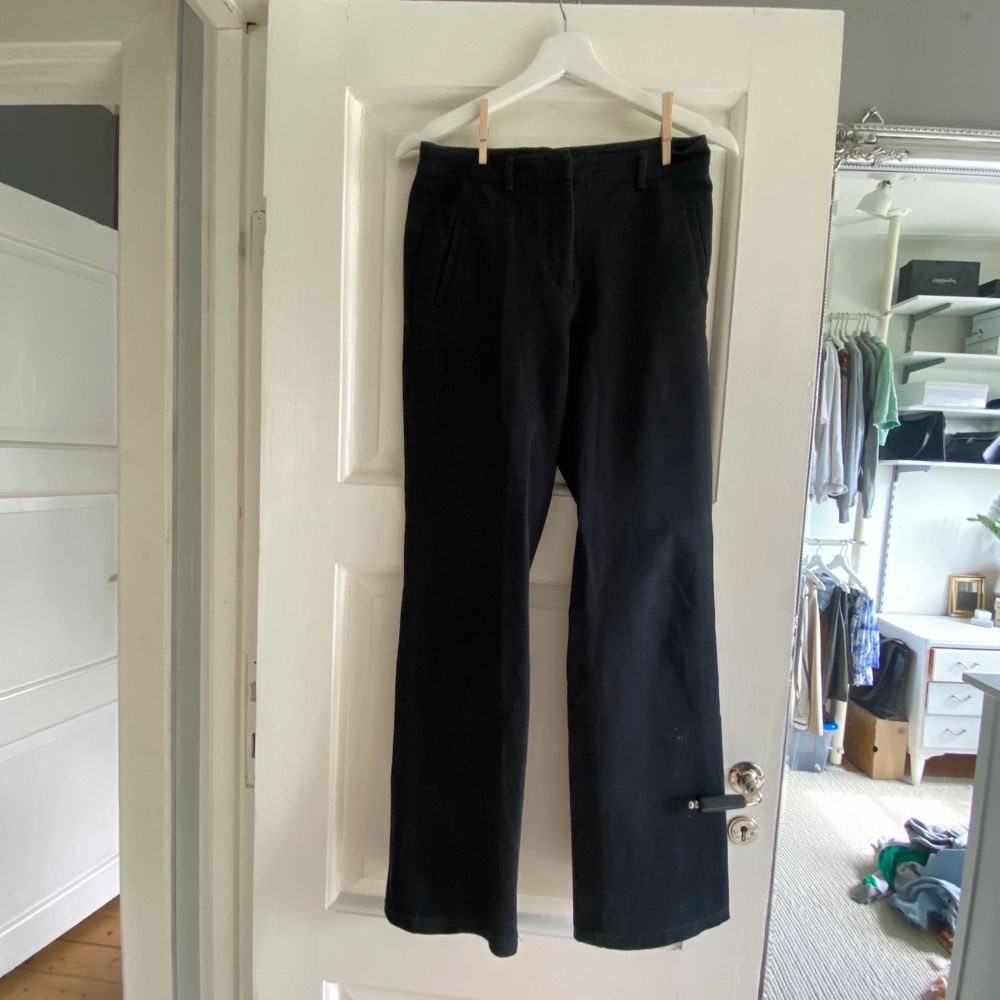 Äääälskar passformen på dessa men de är några cm för korta för mig 😭 hög midja och raka ben! Skönt material 🌸 använda några fåtal gånger. Jag är 166 cm för den som undrar ! Sista bilden ser ni längd, köpare står för frakt ! Djur och rökfritt hem💛. Jeans & Byxor.