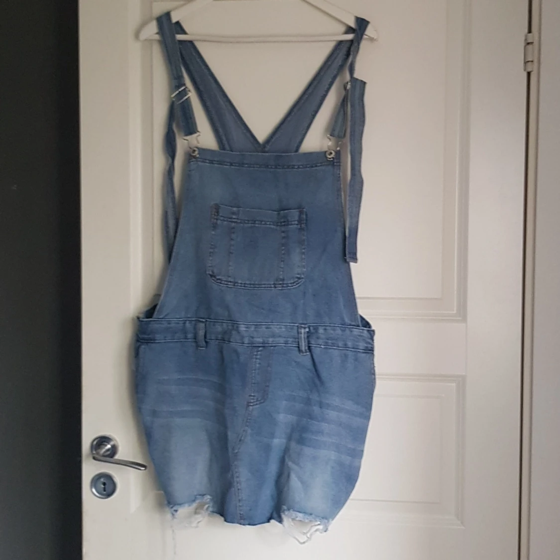 Hängsleklänning i jeanstyg