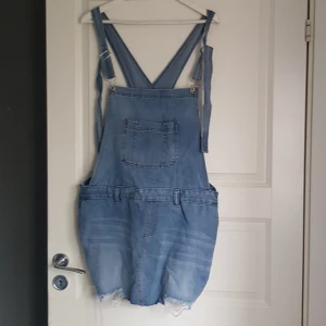Hängsleklänning i jeanstyg - Oanvänd,  bara provad.