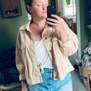 Persikofärgad jeansjacka - Jättefin typ persikofärgad jeansjacka. Väldigt mycket 80talsvibe och så mjuk och skön! Köpt på Weekday förra året, använd lite förra sommaren, men fortfarande i väldigt bra skick. Funkar på S-L