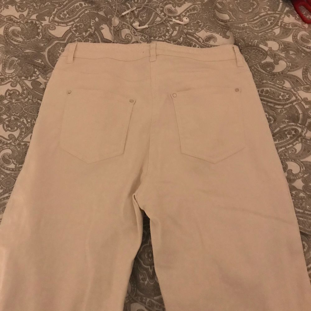Lite stretchiga jeans som är vida vid vaderna och lite croppade, storlek L . Köpta på Åhléns (säljer för att dom är förstora). Jeans & Byxor.