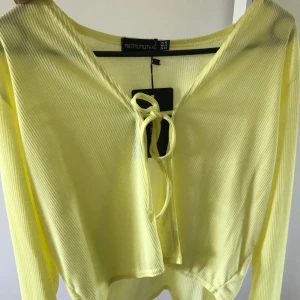 Tröja med knytning - Gul fin tröja, oanvänd, knytning 
