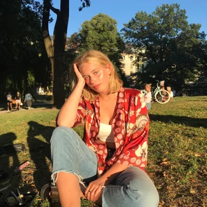 Mönstrad blus  - Säljer en jättefin satinblus från Zara som är köpt för några år sen. Jättebra skick, men säljs pga att jag aldrig använder den längre.