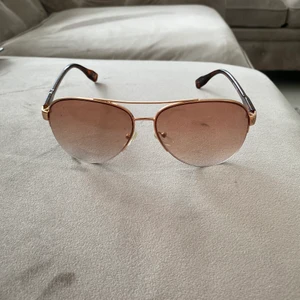 Solglasögon  - Fina beige bruna solglasögon. Den fadear längst ner på glasen och blir ljusare. Perfekt för sommaren och våren ! Fråga på om du har funderingar!  