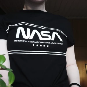 T-Shirt - T-Shirt från hm i superfint skick, nästan helt oanvänd. Passar storlek xs.