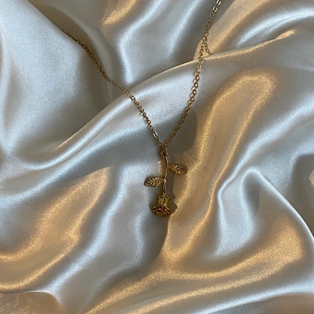 Helt Nytt Ros halsbandet från mitt egna företag ZOHIO Jewelry. Har endast 2 kvar i lager så först till kvarn gäller💗(den är i sin orginalförpackning eftersom den är som sagt helt Ny) FRAKTEN ÄR GRATIS. Accessoarer.