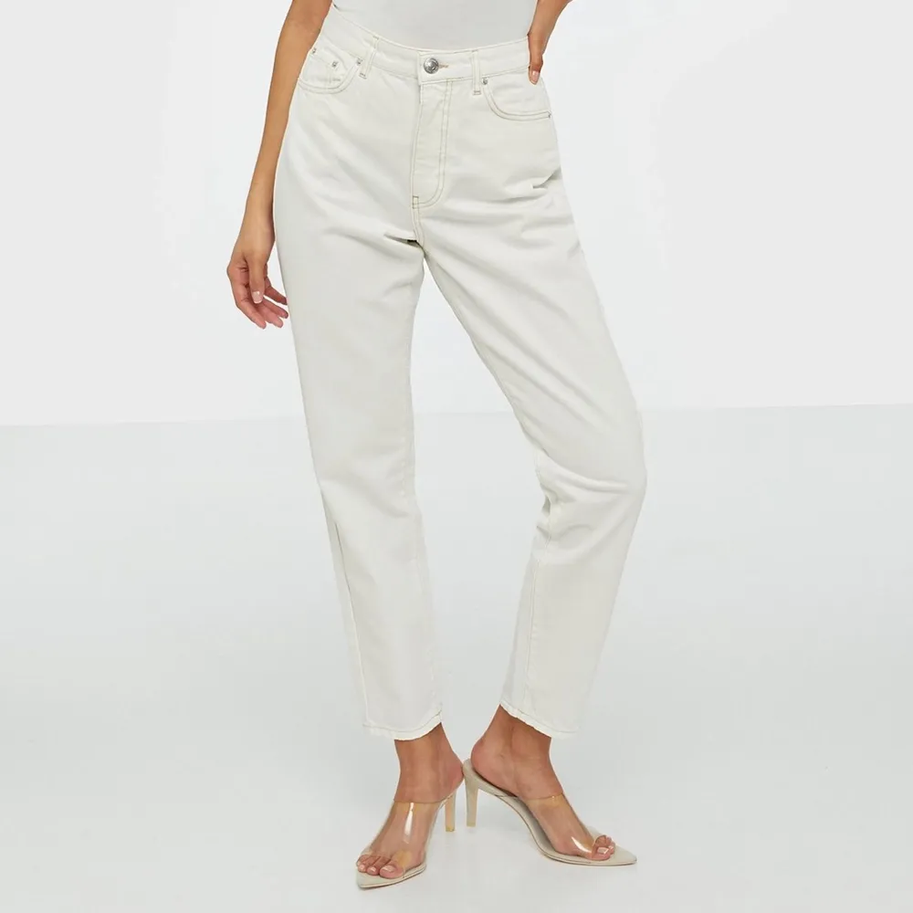 Nice jeans från Gina Tricot. Kommer tyvärr inte till användning och är därmed relativt oanvända! Priset är diskuterbart.. Jeans & Byxor.