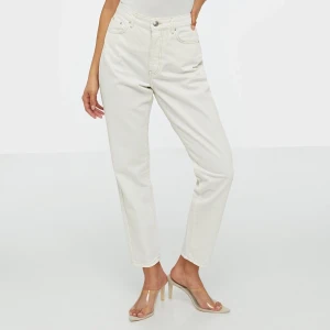 Gina Tricot dagny mom jeans - Nice jeans från Gina Tricot. Kommer tyvärr inte till användning och är därmed relativt oanvända! Priset är diskuterbart.