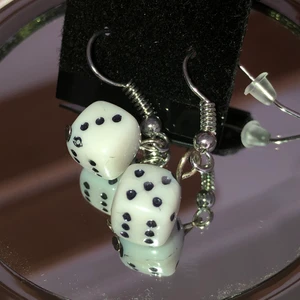 Örhängen med tärningar - Örhängen som är aldrig använda