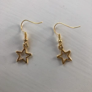 Örhänge  - Säljer egengjorda örhängen. 10% av vinsten går till en organisation för att hjälpa sköldpaddor. Frakten är inkluderad i priset. Följ mig på instagram, zea.detailz. Örhängen kostar 60kr och armband 80kr. Meddela vid specialbeställningar.