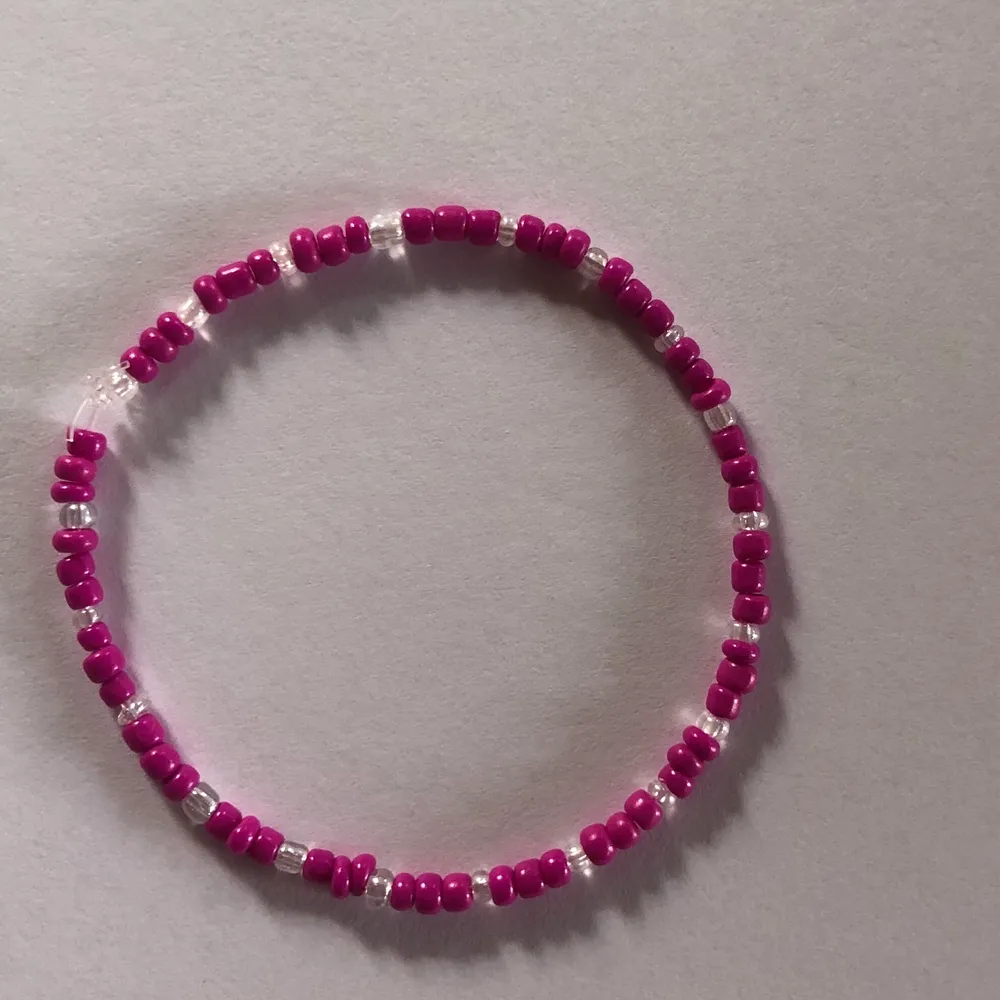 Superfint handgjort armband med rosa glaspärlor💕💘💝✨⚡️ Tråden är elastisk och därmed passar armbandet de allra flesta! Kan göra armband/halsband på beställning, skriv då!💕. Accessoarer.