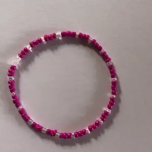 Superfint handgjort armband med rosa glaspärlor💕💘💝✨⚡️ Tråden är elastisk och därmed passar armbandet de allra flesta! Kan göra armband/halsband på beställning, skriv då!💕