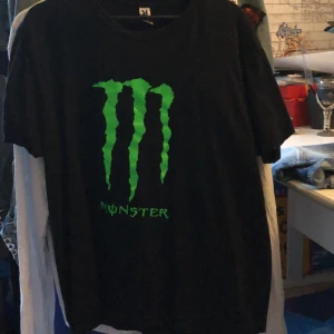 Monster, "hemmatryckt" tröja - ännu ett plagg för din mer edgy stil, köpt på en resa i spanien men den passar ej längre, storlek XL men det är rätt liten ändå, använd en-två gånger