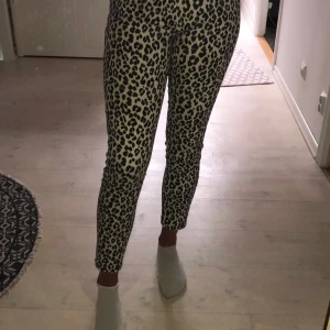 leopard byxor  - leopard byxor , jätte fina och bra material och sitter perfekt på mig som är 169 men kommer tyvärr aldrig till andvändning. köpa på hm. säljer för 60 kr + frakt storlek 36