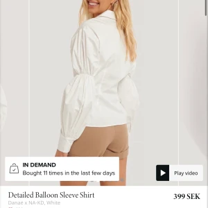 Skjorta med detaljer - Skit snygg skjorta från en kollektion från nakd, aldrig använd var osäker på om det var min stil så säljer den ist. Så vacker och skön. Prislappen är kvar!