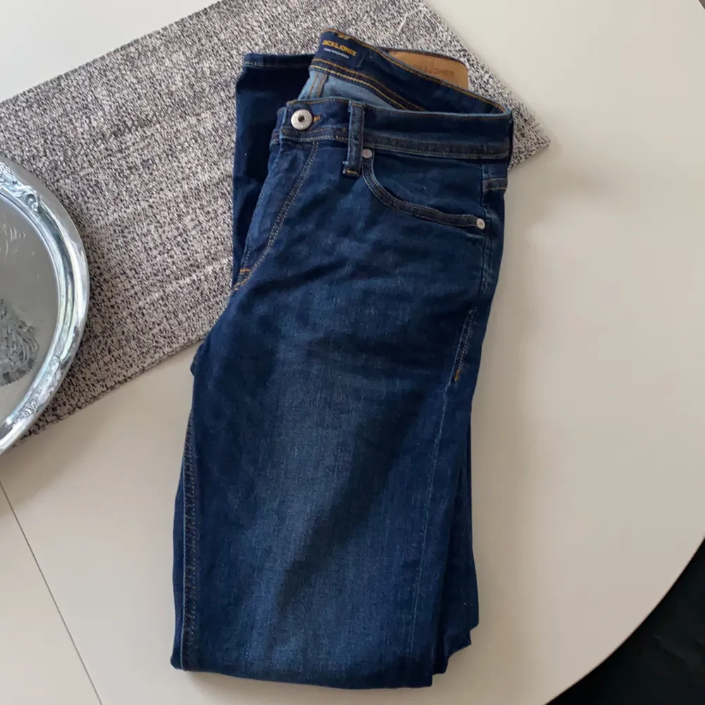 Mörkblåa jeans från jack & Jones! Inte använda mycket och är i jättebra skick, supersköna skinny fit jeans. Köpare står för frakt och jag kan även mötas upp.. Jeans & Byxor.