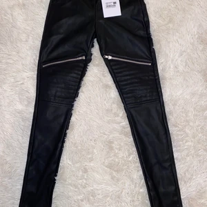 Skinn leggings  - Från märket GLAMOROUS, aldrig använda. Storlek XS. 150kr + frakt om dom ska skickas. 