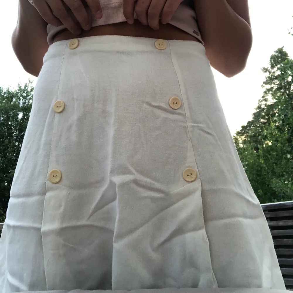 Tunn, vit, tyg kjol med 6st knappar i fram samt en dragkedja i bak🌟 En välanvänd kjol, därmed sitt låga pris. Köparen står för frakt!                        Stolek: Xs/S.      Märke: Tammy. Kjolar.