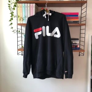Hoodie FILA - Svart hoodie från Fila. Bra skick. Oversized i storleken så passar även L. 