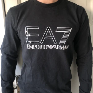 Emporio Armani  - Säljer en svart Emporio Armani tröja åt min bror i storlek S. Den är använd en del men tycker den är i ett fint skick ändå! Snygg i passformen och väldigt skön! 