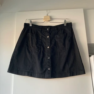 Kjol från Monki 42  - Kjol med knappar fram från Monki. Storlek 42. Portot kostar 49kr. 