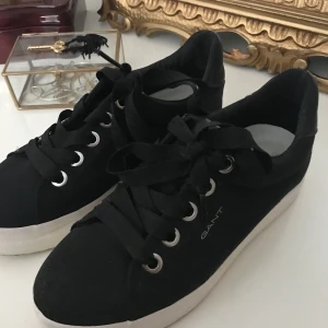 Gant skor storlek 36 - Säljer ett par helt oanvända gant skor i storlek 36. Dem har hög sula och lite mindre passform. 