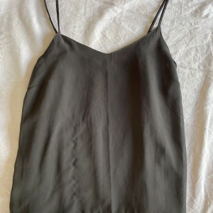 Fest linne  - Jättefint linne med läderband, skulle säga att storleken passar alla då den varken är xs eller L. 