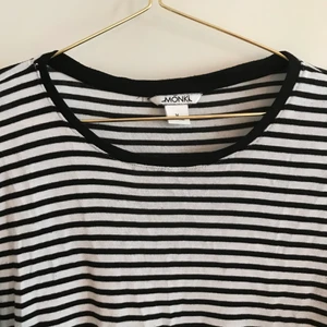 Randig tröja - Storlek M. Mjukt och skönt tyg, fin instoppad i byxor. Frakt inräknad i priset 🖤🤍