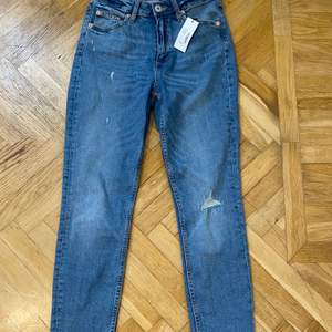 Super fina jeans som jag ej har använt pga den är för stor. Köpte den för 300kr och säljer den för 150kr inklusive frakt. Prislappen sitter fortfarande kvar. Storlek M