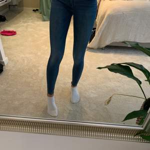 Super skinny levis jeans i jättebra skick. Dem är väldigt stretchiga och jättesköna men tyvärr för små för mig, jag är 175 cm. Köparen betalar frakt 50 kr. Storleken är motsvarande 34