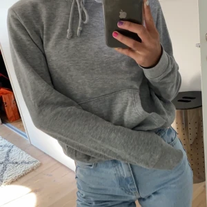 Grå hoodie - En tunn grå hoodie i bra skick. Frakt är inkluderad 🤍🤍⚡️