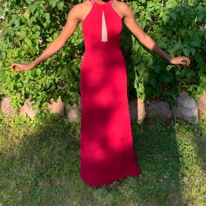 Vinröd balklänning använd endast en gång - Jätte fin trumpet/sjöjungfru klänning som är hur fin som helst och man får värsting curies när man har på sig den. Priset går dessutom att diskuteras.