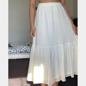 Gina Tricot långkjol - Säljer min superfina långkjol från Gina Tricot! Möts tyvärr inte upp så köparen står för frakten💕 kjolen är storlek 34 men passar även någon som är 36/38!                               Buda gärna :)