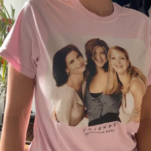 Friends t-shirt från urban outfitters - Rosa Friends T-shirt från Urban Outfitters💕 strl S passar mig som är S skitbra, frakt 20 kr:)