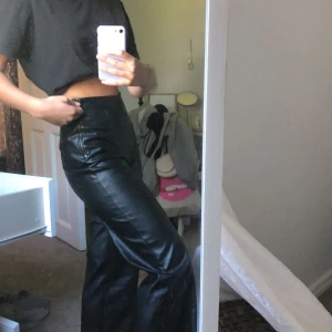 Ginatricot skinbyxor strl XS - Säljer mina jättesnygga svarta skinbyxor från Ginatricot! Säljer pga att jag tycker dom är lite korta på mig💜