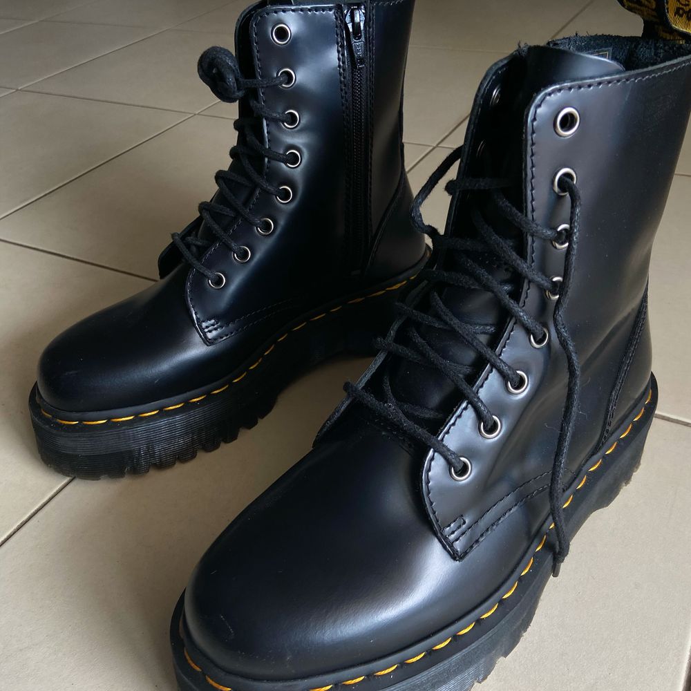 Säljer mina jättesnygga Dr martens som är köpta i julas! Använda typ 2 gånger. Köptes för 2200kr och säljer för 1600kr. Jag har vanligtvis 37/38 men tänkte att jag ville ha sockor i vinter så därför gick jag upp någon storlek. 💕 LB: 2000kr. Skor.