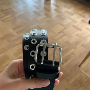 🛑bälte från Gina tricot STL M/L🛑 - Säljer mitt skärp från Gina tricot! Detta skärp är i toppskick och knappt använt!  Nypris: 150kr         mitt pris: 100kr (inkl frakt)