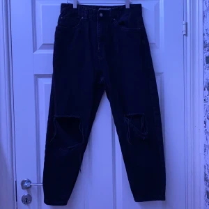 Jeans relaxed fit - Jag har haft dessa jeans nu i 1 år och använder dem typ aldrig. Dem är lite uppretade vid knäna för att mina knän började att töja ut dem, men byxorna är annars som vanligt.