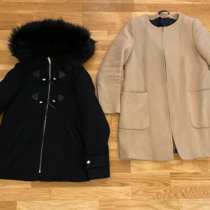 Kappor från Zara - En svart kappa med en mysig fake päls luva, storlek xs. En beige kappa, i storlek L (på mig som är en s/m passar den bra). 200kr/kappa.