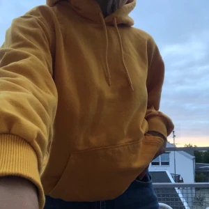 Orange hoodie - Orange Hoodie från H&M i storlek S herrmodell. Bra skick, används tyvärr ej längre