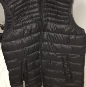 M - Säljer den på grud av att de är små🥰