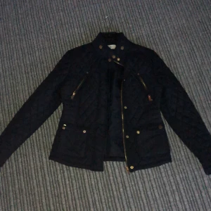 Jacka  - En fin marinblå jacka som inte används