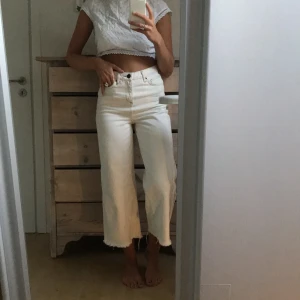 Jeans - Beige/ vita jeans från weekday. W26 L32, men skulle säga att dem är en aning mindre i storleken😊 Köpare står för frakt
