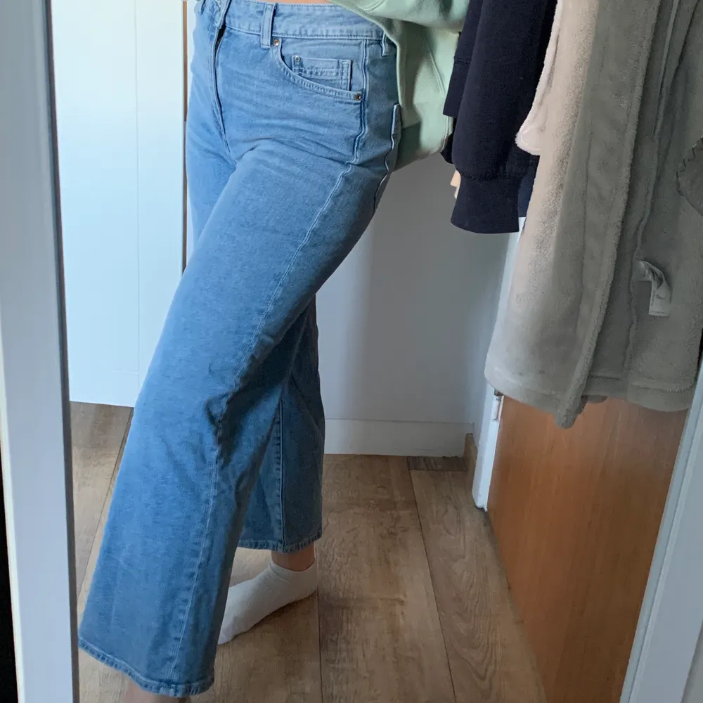 Ett par jeans ifrån H&M, storlek 38 men passar även mig som är en storlek 36, aldrig använd, jag är 160cm 😇 frakt ingår i priset 🥰. Jeans & Byxor.