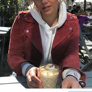 Röd mockajacka - Nypris 999kr. Som ny använd 1-2 gånger. Skriv för mer info