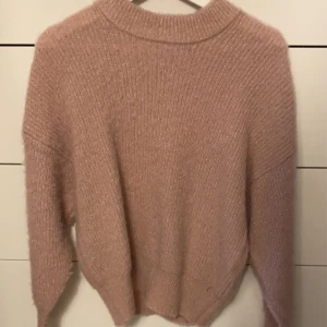Tröja  - Säljer en stickad glittrig tröja, i storleken s.50kr+frakt 