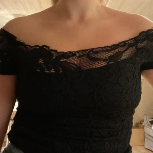 Svart spetstopp - Svart spetstopp i strl M men skulle säga att den sitter med som en strl S! 